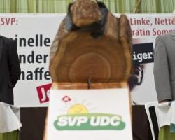 Zur Zeit hilft auch singen nichts: SVP-Präsident Brunner mit seinem Vize Blocher.